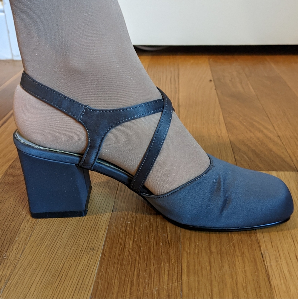 Gray satin 90's chunky heels sz 6